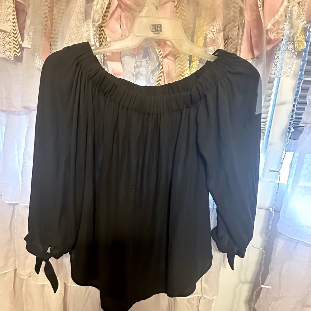 Black off the shoulder top from Express. Size medium EUC